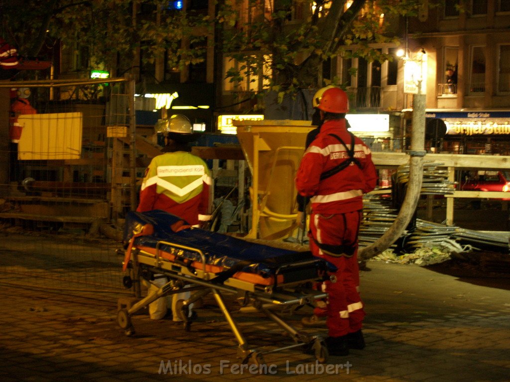 Einsatz BF Hoehenrettung Unfall in der Tiefe Person geborgen Koeln Chlodwigplatz   P27.JPG